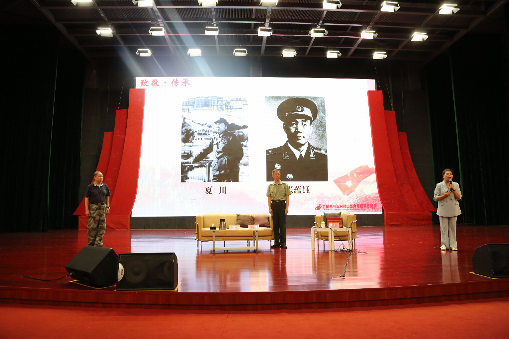 图为成员聆听革命后代话初心.JPG