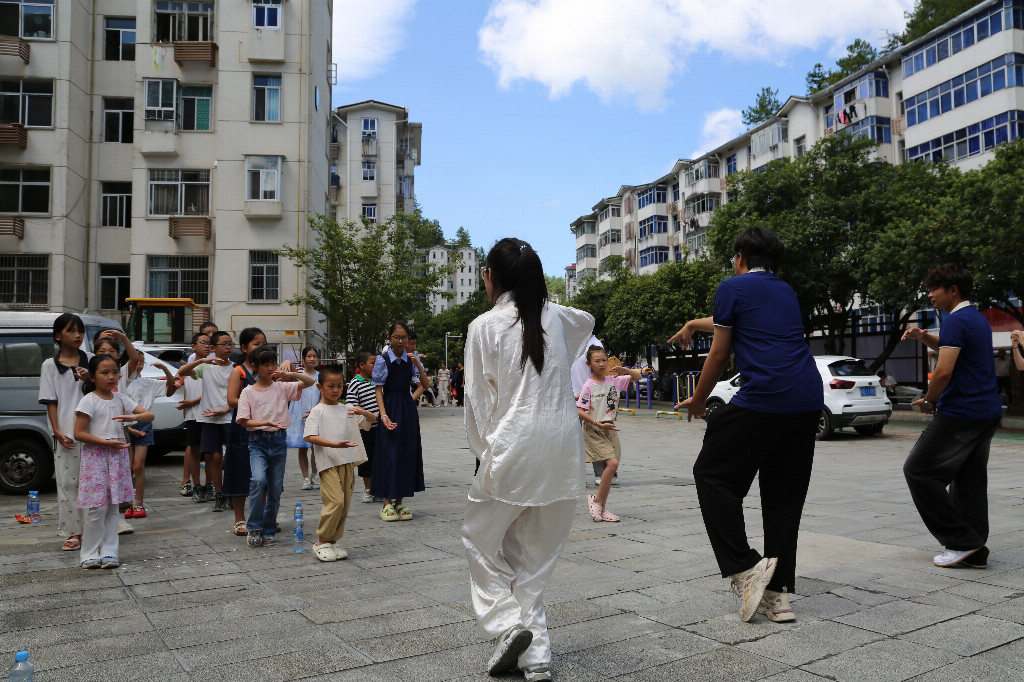 图为成员面向青少年进行太极拳教学.jpg