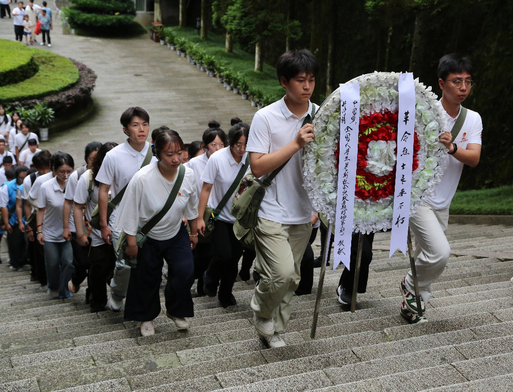 图为成员瞻仰井冈山革命烈士陵园.jpg